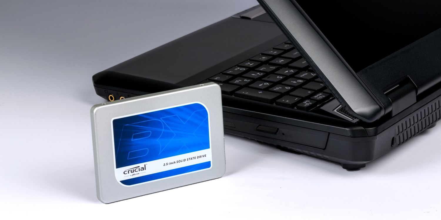 Uma unidade SSD Crucial e um notebook. 