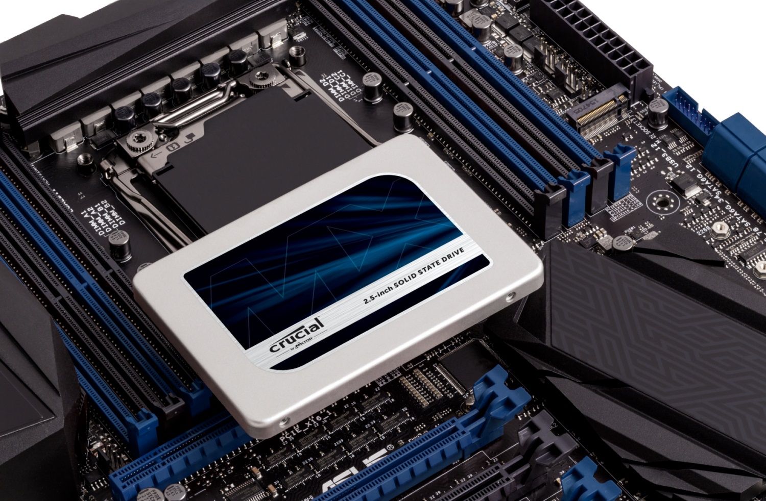 Um SSD Crucial ou uma placa-mãe exposta indicando como atualizar a unidade de armazenamento de um computador antigo