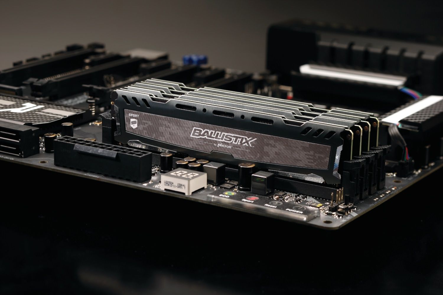 Memória Ballistix instalada em placa-mãe exposta