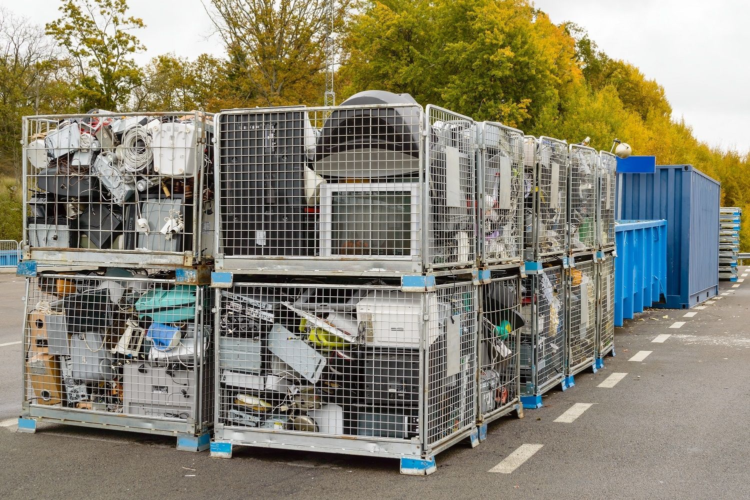 O lixo eletrônico, incluindo computadores, é descartado em lixeiras para reciclagem